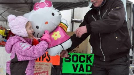 Lycka kan vara en ballång. Femåriga Linda Sjöström får den av marknadknallen Leif Persson. FOTO: Marie Ridderström