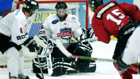 Det var trångt framför Luleå Rebels målvakt Petter Nilsson och det dröjde länge innan Henrik Bergenström och de andra hittade någon lucka. Kirunamålen kom till sist och matchen slutade med hemmaseger, 4-2.