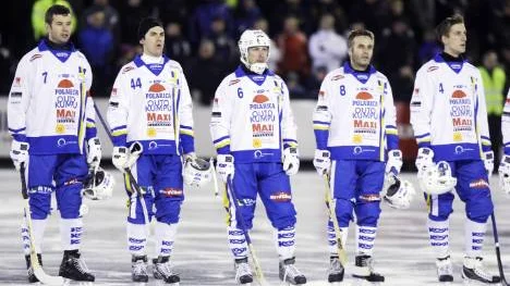 HT Bandys öde ska avgöras. Ska det räcka hela vägen till slutspel eller måste laget kvala för att hänga kvar i elitserien?