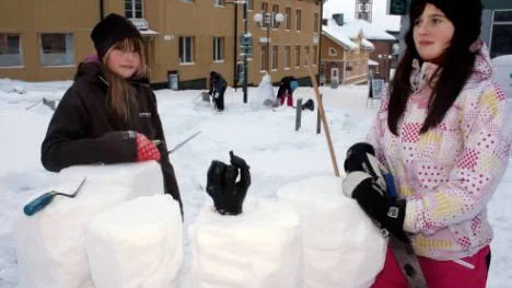 Ellen Blom och Lovisa Pettersson från Kulturskolan gör snöskulpturer i Kiruna centrum. FOTO: Alexander Linder