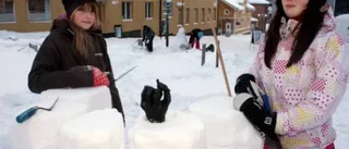 Snöskulpturer mitt i stan