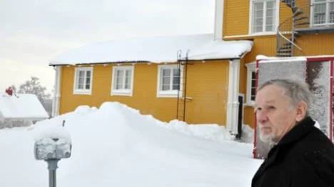 Som genom ett under skadades ingen när en bomb ramlade rakt genom taket på skolans gymnastiksal (lilla byggnaden). FOTO: K-L Sundqvist