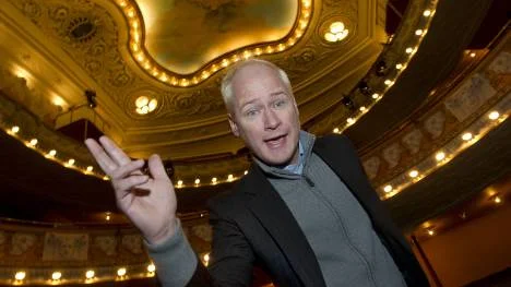 I höst är Robert Gustafsson tillbaka på scen med en revy som sammanfattar 25 år som "Sveriges roligaste man" - ett epitet som han inte längre blir lika irriterad av.Foto: Jonas Ekströmer/Scanpix