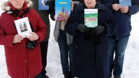 Nybörjare är vi allihopa på att ge ut egna böcker eller skrifter. Asta Karlsson, längst till vänster ville samla ihop skrivkollegorna  Rudolf Åhlund, Maria Momoya, Ingegerd Bergenstråle-Lind och Ulf Granström  till ett möte. " För många går en dröm i upplevelse när man kan ge ut det man skrivit".