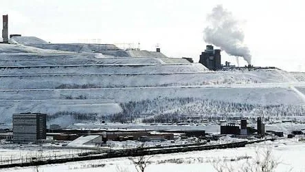 Det ryker från verken vid Kirunagruvan. Emellanåt syns också en tunn rökslinga från det nya pelletsverket KK 4. FOTO: HANS STERNLUND