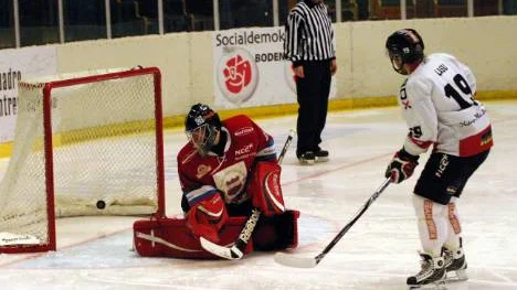Mikael Lasu blev matchhjälte när han på egen hand avgjorde matchen mot Boden med två mål - som med största sannolikhet tog Kiruna till allettan.  Foto: Anders Hjortenklev