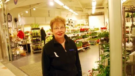 Bukettens ägare Anna-Lena Svensson kände av kylan under fredagen i sin butik. " Det var tolv plusgrader som lägst".