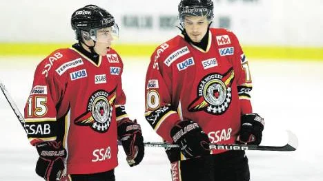 Fredrik Styrman och Johan Fransson funderar över hur Luleå ska bli lite mer                                           rejäla i den egna zonen. Stundtals bjöd Luleå på en del individuella misstag.