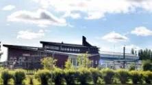 Specialutbildade och erfarna vakter bevakar skolan i Karungi i åtminstone två veckor till. Allt för att personal, barn och föräldrar ska kunna känna sig trygga. FOTO: Linda Danhall