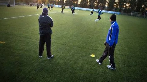 Redo för sista striden. I eftermiddag avgörs Alviks öde. Vinner laget sista seriematchen lever fortfarande hoppet om fortsatt spel i division II. Blir det förlust är degraderingen ett faktum. "Vi är grymt taggade", säger den 19-årige mittbacken William Olausson.