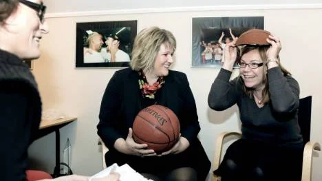 Josefina Rönnbäck och Helene Holmström skrattar gott åt Lenita Ericsons idé.FOTO: Bengt-Åke Persson