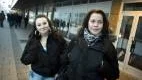 Lina Myrevik, 17, och Amanda Niemi, 18, tycker att krogarna ska fortsätta hålla öppet till 03.