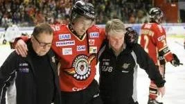 Marcus Hurtig fick hjälpas av isen under match mot Färjestad.