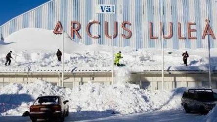 Fyra man från Luleå kommuns takskottningsentreprenör, Tekniska tak, snöröjde det här taket till Arcushallens entré på torsdagen.FOTO: Jonas Lindsköld