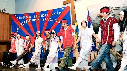 I traditionella karenska folkdräkter dansade de en skördedans till det nya årets ära.