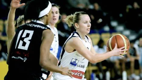 Med två sekunder kvar satte Anna-Lisa Vestin de avgörande poängen. Här får hon bollen samtidigt som Farhiya Abdi uppvaktar.foto: bengt-Åke Persson
