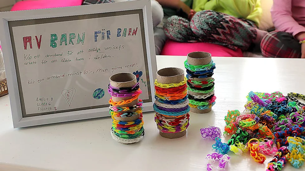 Insamling. De säljer sina armband i affären Pytte och stor i Mjölby.