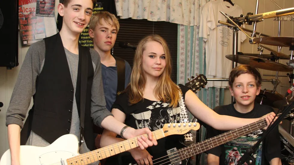 The Revivals. Carl Björkenborn, gitarr och sång, Albin Lindholm, gitarr, Lisa Jonsson, bas och Jacob Jonsson, trummor har spelat ihop i tre år och är väl samspelta.