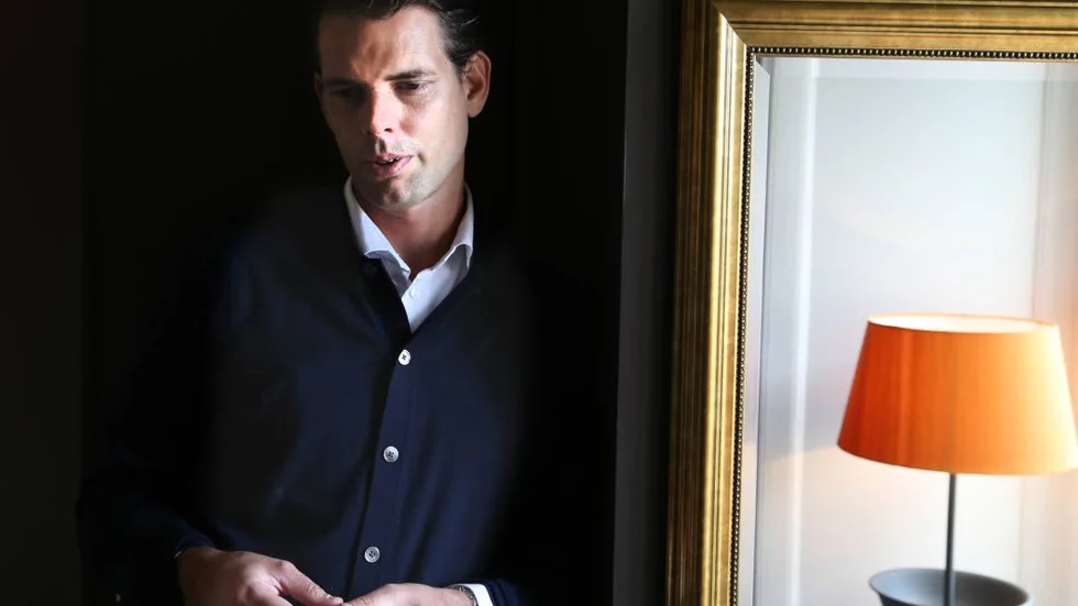 – Första podavsnittet blev vi chockade när vi såg att vi hade 12 000 lyssnare. Nu är det 500 000. Det är otroligt mycket folk, säger Alex Schulman.