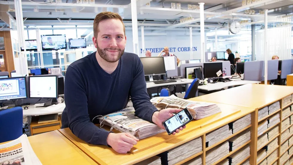 Håller sig uppdaterad. Correns digitalchef Nils Olauson får notiser om viktiga sport- och nyhetshändelser i sin mobil genom Correns app.