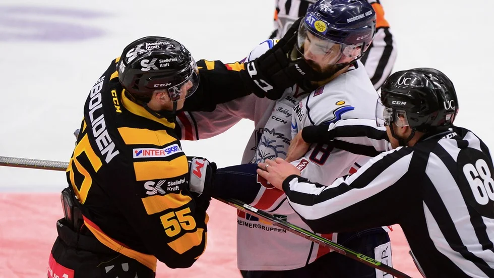 SKELLEFTEÅ 20150405
Daniel Rahimi vs Martin Sevc i semifinal fem i bäst av sju i SM-slutspelet i SHL mellan Skellefteå AIK och Linköping HC som spelades i Skellefteå Kraft Arena.
Foto Robert Granström / TT / kod 11104