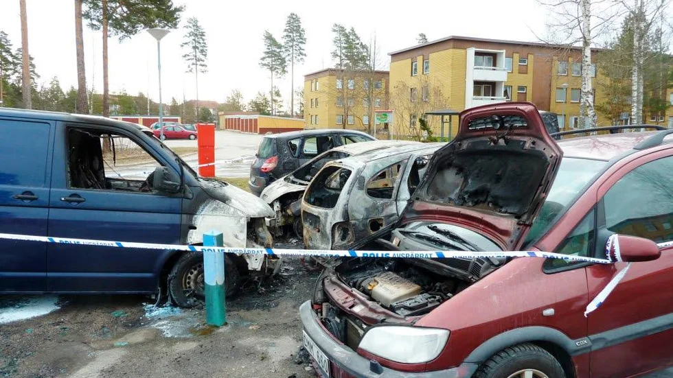 Fem bilar förstördes vid en brand på en av parkeringsplatserna på Dunderbacken i Finspång.