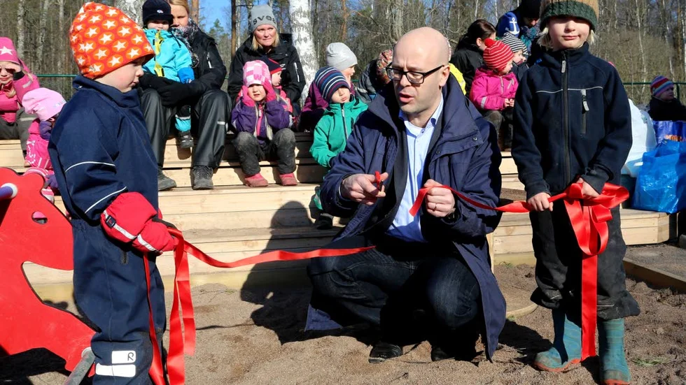 Klipper bandet. Edvin Rodhe och Noel Mårtensson håller bandet när kommunalrådet Jakob Björneke inviger den nya förskolan på Linsvägen i Ekängen.