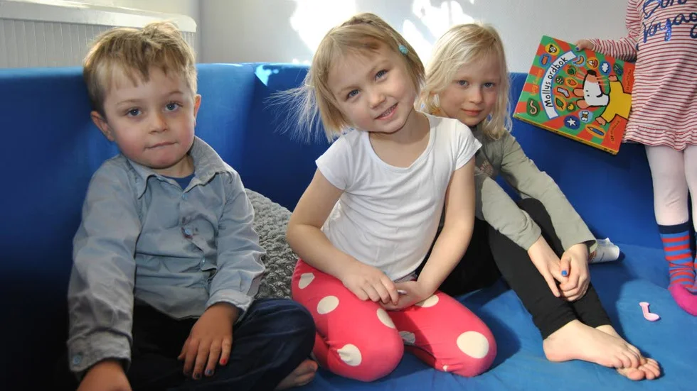 Myshörna. Gustav Hilleby, Klara Henrysson och Isabel Fransson är redo för sagostund.