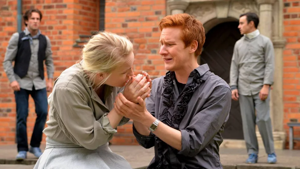 Maria Granhagen som Hermia och Johan Stavring som Helenus.