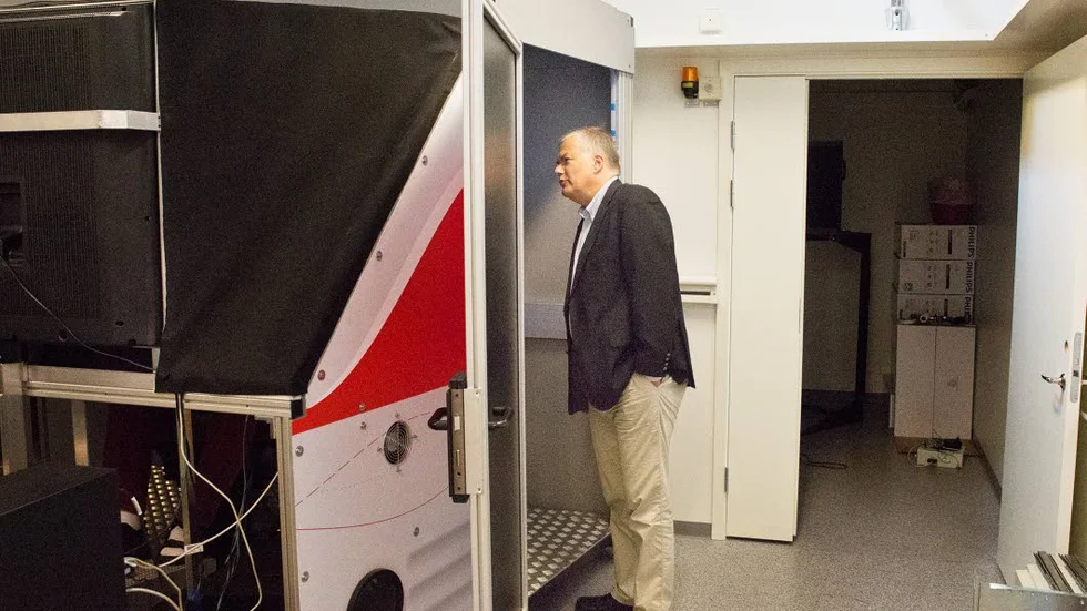 Nyfiken. VTI:s lokaler är fulla av spännande prylar. Jonas Bjelfvenstam tittar in i en tågsimulator.