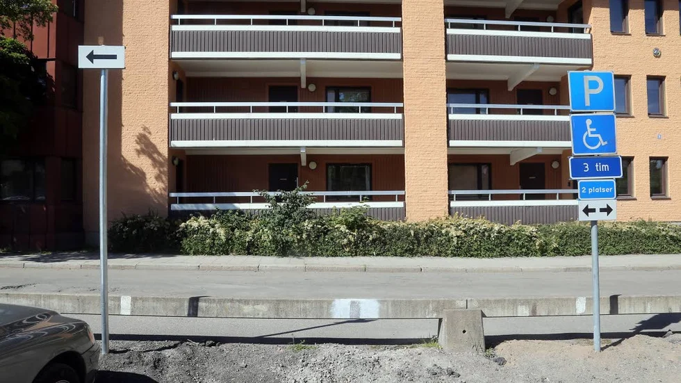 Bättre. Nu har Dukaten gjort om skyltningen vid handikapplatser på Eddan.