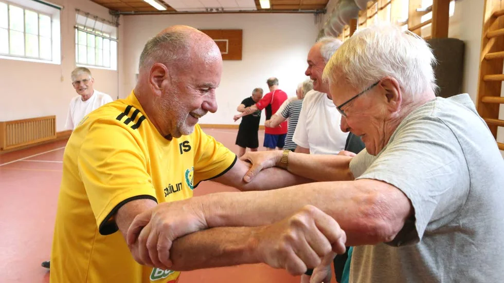 Armstyrka. Jack Landin trycker armarna uppåt och Lars-Inge Hjertén (t h) håller emot.