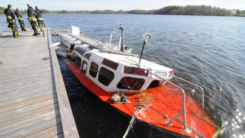 Räddningstjänsten jobbar med M/S Birgit Sparre som just nu läcker olja vid Rimforsa stand