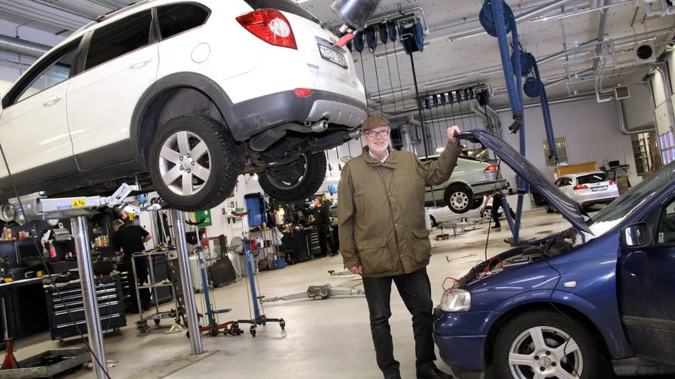 Svängrum. De nya bilmodellerna kräver höjd och utrymme i verkstan. Här kan även Fred Johansson, 196 centimeter i strumplästen, stå rak.