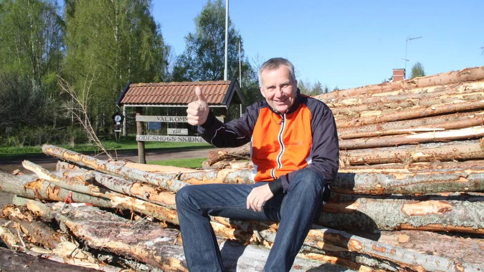 Tummen upp. Torgny Conradsson, skidklubbens ordförande, berättar att miljonstödet gör att skidspåret kan förlängas. Timmerstockarna har huggit ned för spårets skull.