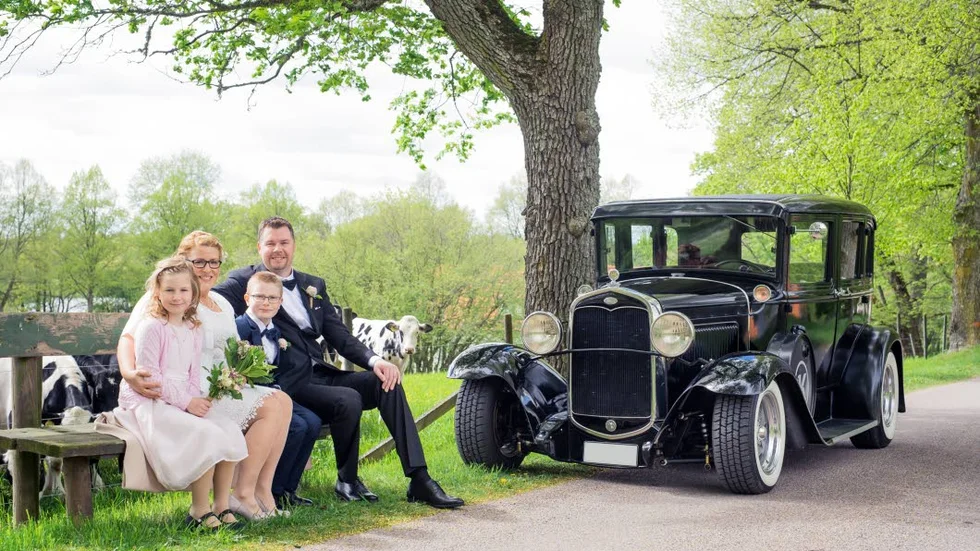 Bröllop. Markus Sörlin åkte med familjeroden till sitt bröllop som hölls i Adelsnäsparken i Åtvidaberg i maj. På bilden syns också hustrun Åsa och Alfred, 10, och Gry, 7.