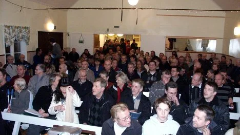 Uppskattningsvis 300 människor trängdes i lokalen som inte sett så mycket folk sedan de populära danserna på 70-talet.foto: K-L Sundqvist Fotograf: K-L Sundqvist