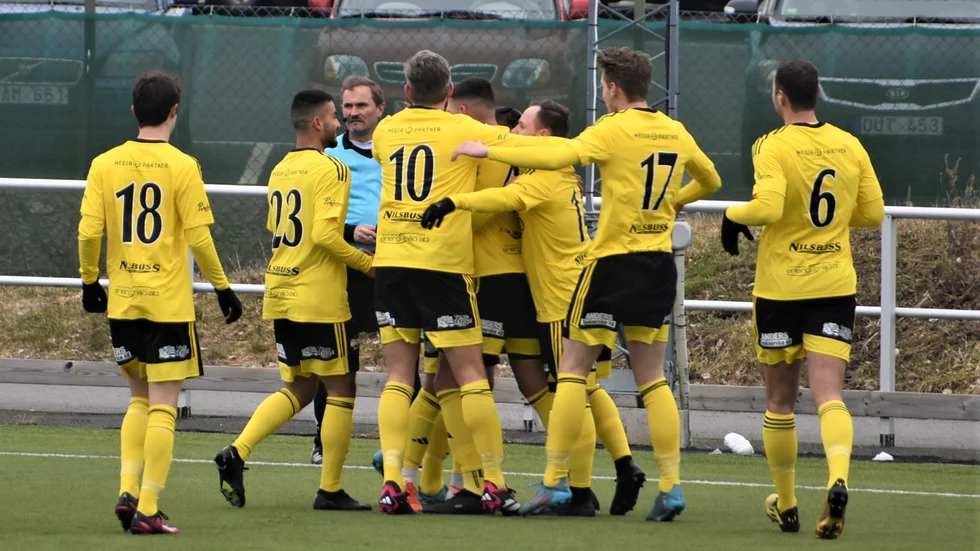 Vimmerby IF jublar. Det blev tre poäng i premiären.