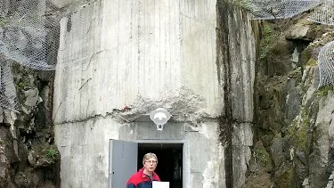 Victoriafortet är en k-märkt militäranläggning 45 m under jorden. Här är nödutgången. Framför porten står vd:n för Virvelvind AB, Kåge Nevberg. Fotograf: Marie Ridderström