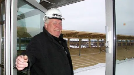 En belåten arbetschef på väg ut på vipläktaren. Martin Olofsson ser fram emot arenainvigningen. FOTO: lena tegström