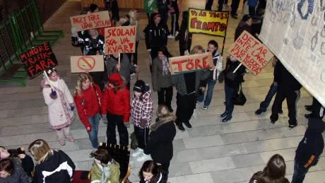 25 januari i år. Elever från Innanbäcken och Töre protesterade mot nedläggningsplanerna av högstadiet.FOTO: K-L SUNDQVIST