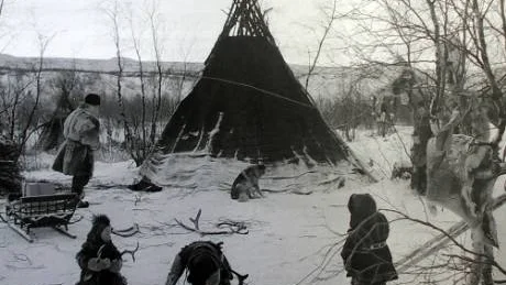 Lappisonna lappläger år 1954. Ute är det 36 grader kallt men det hindrar inte barnen Anne-Maja, Nils-Johan och Thomas Päiviö från att leka i snön. FOTO: Bert Persson