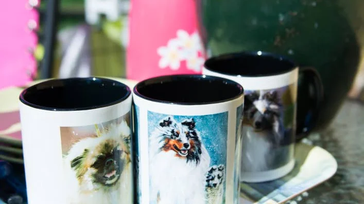 Muggar. Hundar finns överallt i hemmet, så ock på kaffemuggarna.