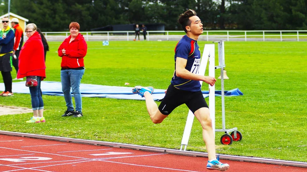 Dubbelsegrare. Hussein Naseri, Haparanda, vann både 100 meter och höjdhoppet.