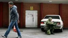 Det hölls militära övningar mitt i Kiruna centrum i helgen. Per-Erik Asplund från Hemvärnet  försvarade stan mot ett påhittat angrepp. FOTO: Alexander Linder