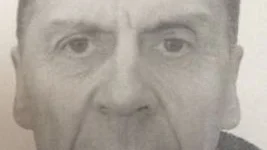 Den försvunne Anders Granudde är 75 år och 170 cm lång. Vid försvinnandet var han iklädd svart mössa, svarta handskar, vinröda manchester byxor, ljusblå flecetröja och grå gympaskor.