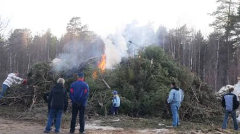 Majbrasan på Djuptjärn blev mest en rykande vårbrasa och besökarna droppade av eftersom hoppet sinade.