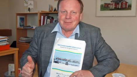 Bengt Niska gör tummen upp för infrastrukturutredningen. Pajala  kan få ett riktigt lyft.foto: k-l sundqvist
