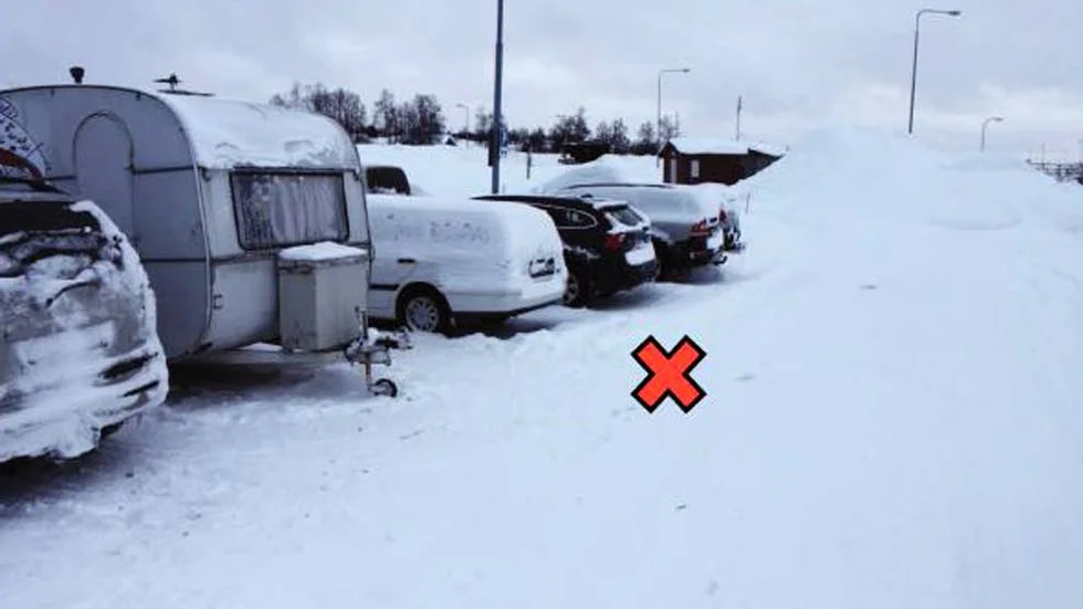 KÖRDE FRAM. Mannen ska ha stannat sin bil vid krysset i bilden och därefter gått ut för att tända eld på brandbomben och skrämma EU-migranterna i husvagnen.