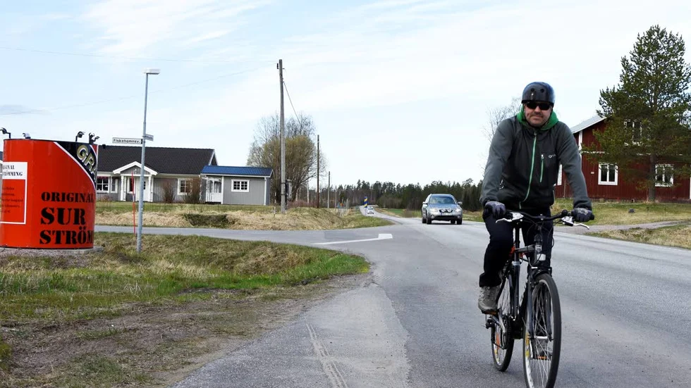 MOT JOBBET. Två, tre gånger i veckan under maj till september cyklar Erik Larsson till jobbet från Kallax. Snart får Kallaxborna en cykelväg så de slipper cykla på den smala väg 580.